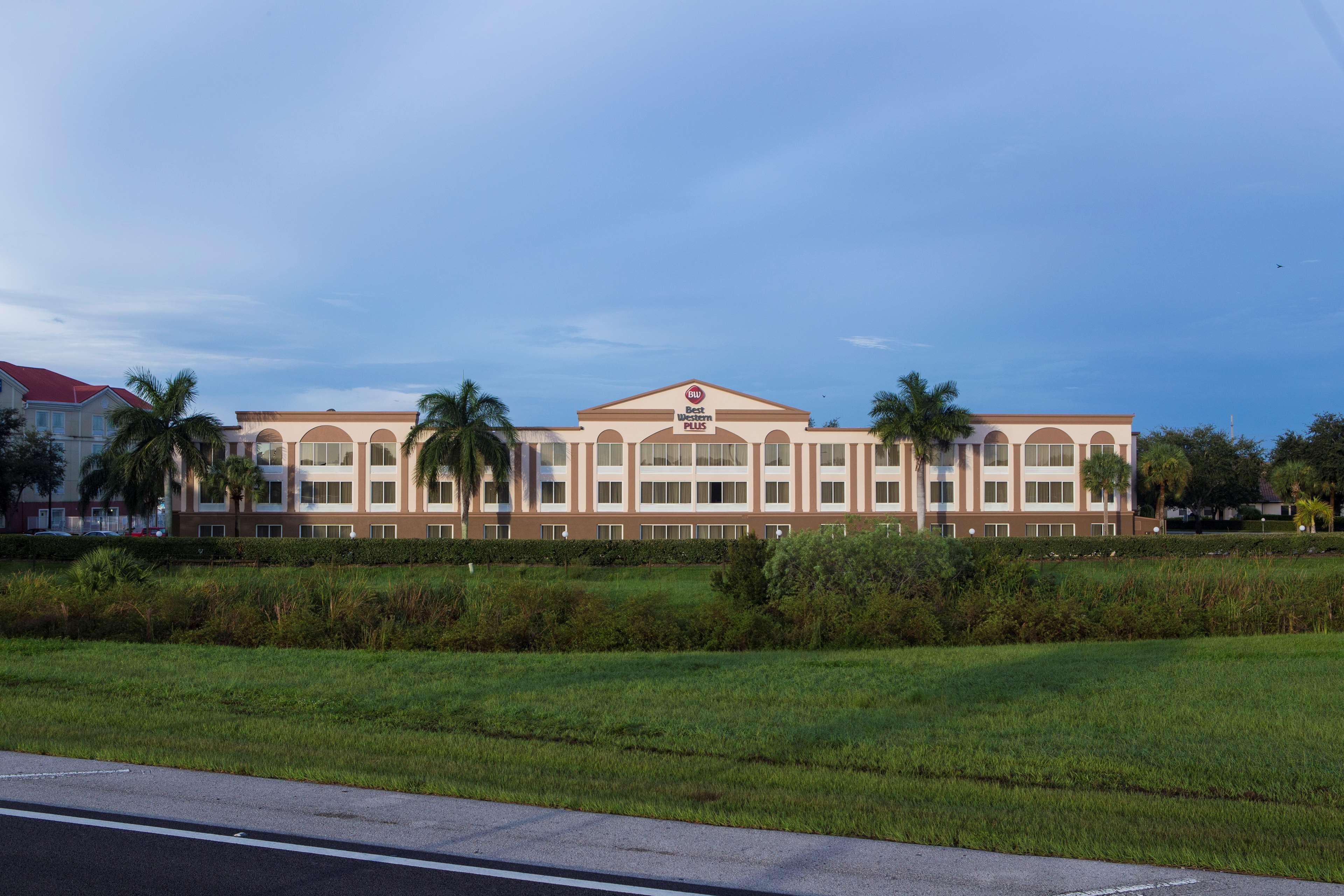 Best Western Plus Ambassador Suites Venice Gardens Exterior foto