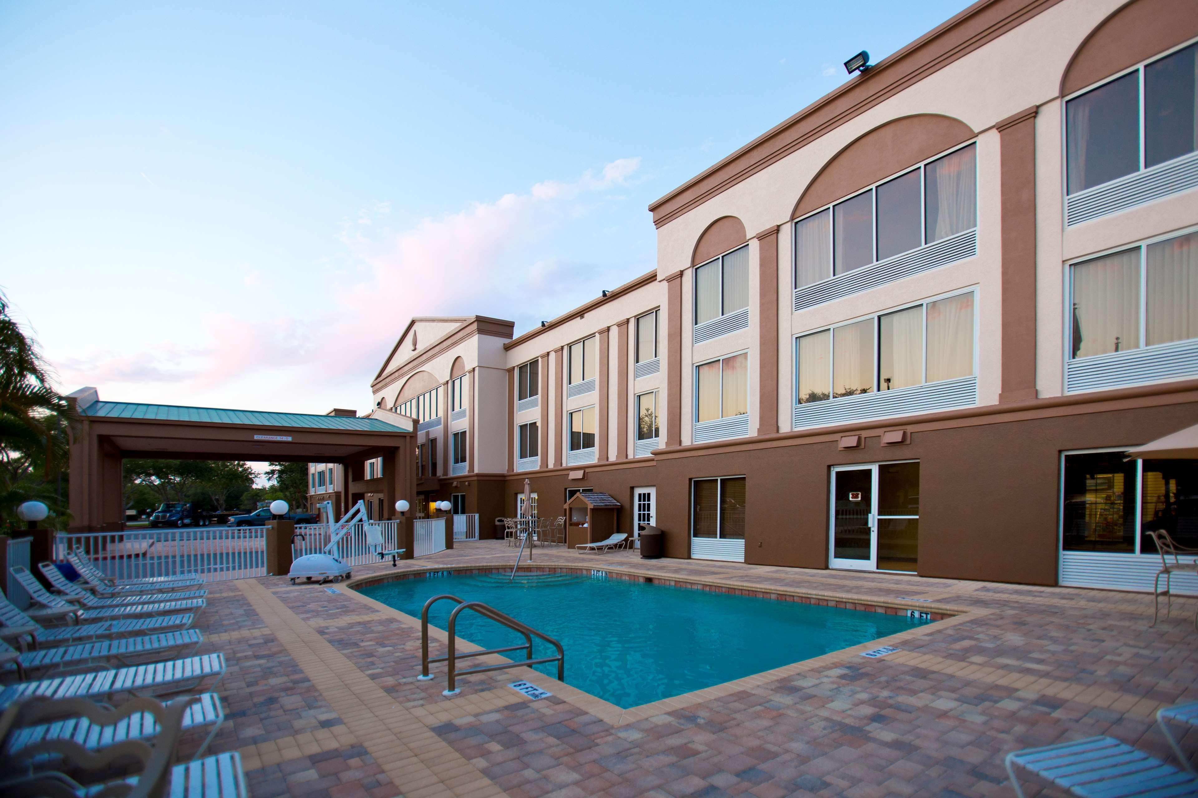 Best Western Plus Ambassador Suites Venice Gardens Exterior foto